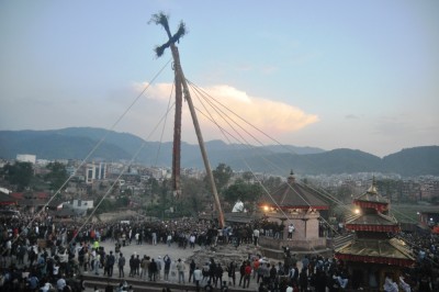  बिस्का जात्राको पाँचौ दिन : ५५ हात लामो लिङ्गो ढाल्ने जात्रा सम्पन्न  