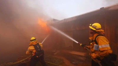  लस एन्जलसमा फैलिएको डढेलोमा अहिलेसम्म ५ जनाको मृत्यु, आगो १० हजार एकडमा फैलियो 