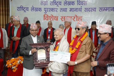  ‘लोकतन्त्र र लेखक पर्यायवाची हुन्’ 