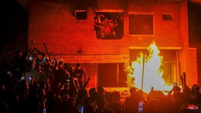  प्रदर्शनकारीले जलाए सेख मुजिबुरको घर, भारतमा बसेर षड्यन्त्र गरेको हसिनामाथि आरोप 