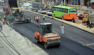  मुग्लिन-पोखरा सडक : दमौली बजारमा धमाधम कालोपत्र 