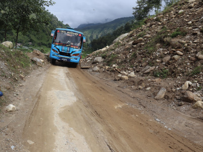  पहिराले साँफे मार्तडी सडकखण्ड अवरुद्ध 