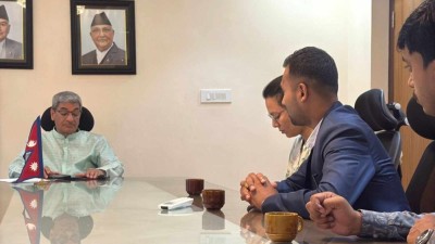  डा. केशव श्रेष्ठलाई गृहमन्त्रीको  सुझाव- आत्मबल बलियो बनाएर अघि बढ्नूस् 