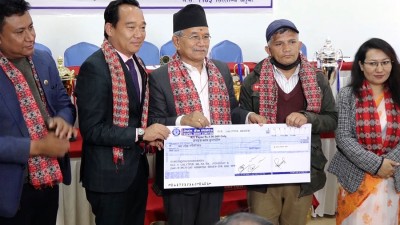  ललितपुर महानगरद्वारा १२ फुटबल क्लबलाई प्रोत्साहन पुरस्कार 