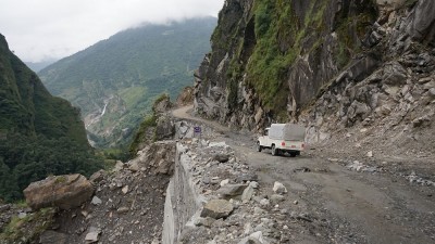  पहिरोले बेनी–जोमसोम र चामे–बेँसीसहर सडक अवरुद्ध 