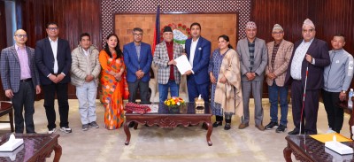  प्रधानमन्त्रीलाई गैसस महासंघको घोषणापत्र हस्तान्तरण 