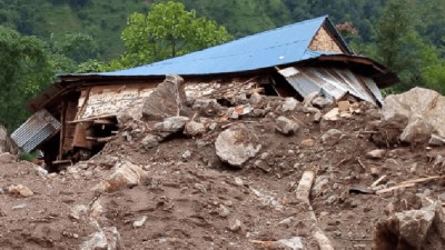  ताप्लेजुङमा पहिरो : घर पुरिँदा एकै परिवारका ५ घाइते, एकजना सिकिस्त 