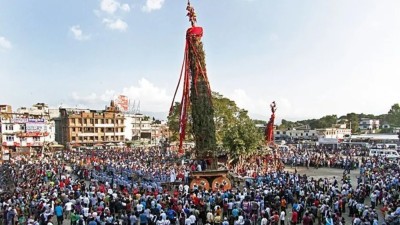  रातो मच्छिन्द्रनाथको रथ पुल्चोकबाट पाटनको गाबहाल पुर्‍याइँदै 