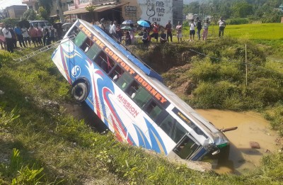  सुर्खेत जाँदै गरेको बस तनहुँमा दुर्घटना, २५ जना घाइते 