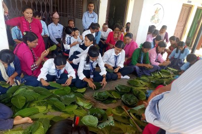  विद्यार्थीलाई टपरी र चकटी बनाउने सीप सिकाउँदै सामुदायिक विद्यालय  