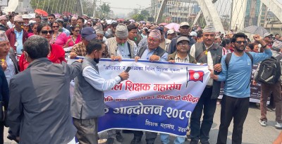  रोकिएन शिक्षक आन्दोलन, सडकमा सिठी बजाउँदै, गीत गाउँदै 