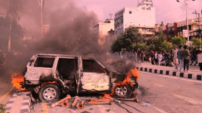  प्रदर्शनकारीले गरे मानव अधिकार आयोगको गाडीमा आगजनी 