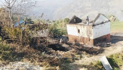  सामुदायिक वनमा लागेको डढेलो बस्तीमा सल्किँदा आठ घर गोठ जलेर नष्ट 