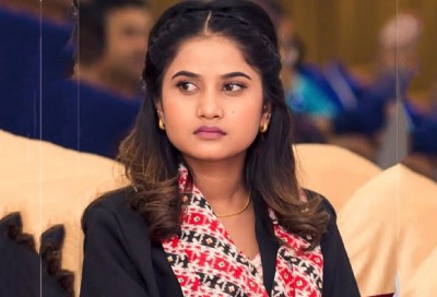  एलिना भन्छिन्- तिमीले हालेको सिन्दूरको डोब अझै मेटिएको छैन 