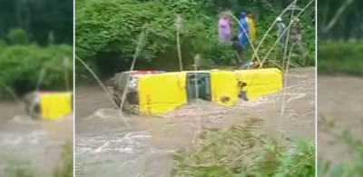 माडीमा बाढीले एम्बुलेन्स बगायो, सबै सकुशल 