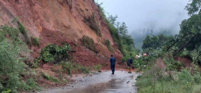  पहिरोले अरनिको राजमार्ग पूर्णरुपमा बन्द, तीन घरमा क्षति 