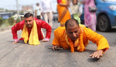  कांग्रेस नेता पराजुलीले गरे २८ औं दण्ड प्रणाम यात्रा 