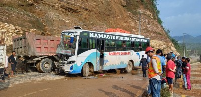  डुम्रेमा बस र टिपर ठोक्किदा सात जना घाइते 