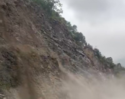  पहिरोले नारायणगढ मुग्लिन सडक अवरुद्ध 