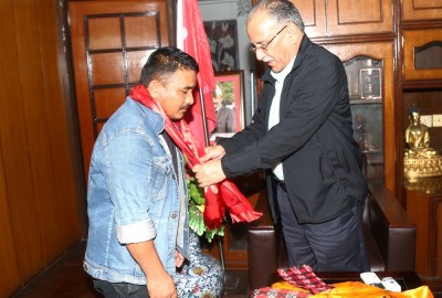  दुई जनाको उद्धार गर्ने तामाङलाई माओवादी अध्यक्ष दाहालद्वारा सम्मान 