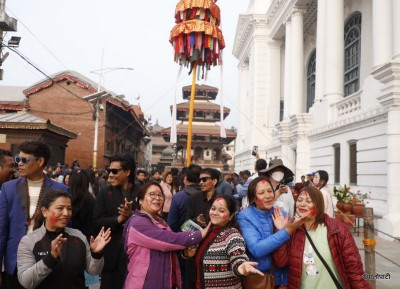  काठमाडौंको बसन्तपुरमा होलीको चीर ठड्याइयो 