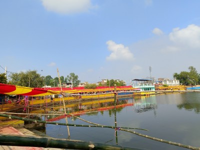  मिथिलाञ्चलका छठ घाटलाई दुलहीझैँ सजाइँदै 