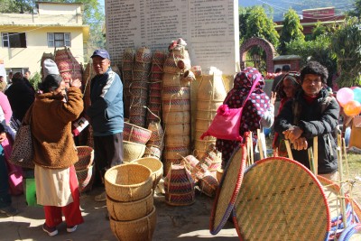  चोयाबाट बनेका हस्तकलाका सामग्रीमा आकर्षण घट्यो 