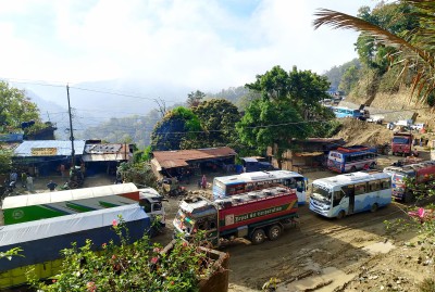  हिलो र  चिप्लोले बुटवल नारायणगढ सडक अवरुद्ध 