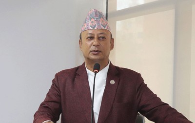  ऊर्जामन्त्री खड्कामाथि मन्त्रालयमै हातपात, को हुन् ती व्यक्ति ? 