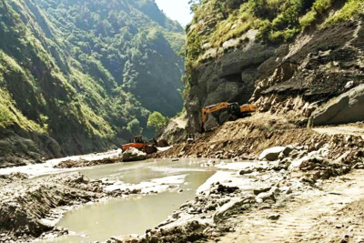  बुढीगण्डकी बाढीले क्षतिग्रस्त सडकमा अस्थायी डाइभर्सन 