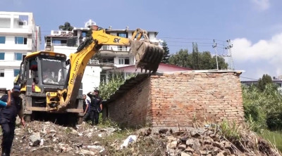  हात्तीवन क्षेत्रका अतिक्रमित संरचनामा उपत्यका विकास प्राधिकरणको डोजर चल्यो 