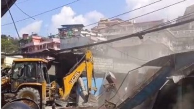  खोला किनारमा बनाइएको अनधिकृत संरचनामा डोजर चल्यो 