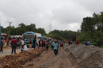  पूर्व–पश्चिम राजमार्ग क्षेत्र अस्तव्यस्त,ठेकेदारको लापरबाही, यात्रुलाई सास्ती 