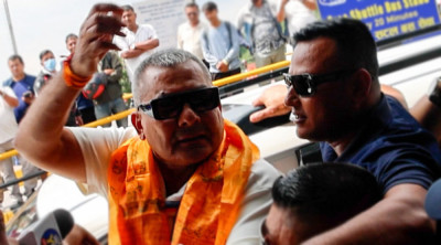  दुर्गा प्रसाईंलाई प्रहरीले विमानस्थलमा कार्यक्रम गर्न दिएन 