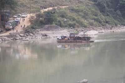  अरुण नदीमा फेरीबाट सवारीसाधन तथा दैनिक उपभोग्य वस्तु ओसार्न स्थानीय बाध्य 