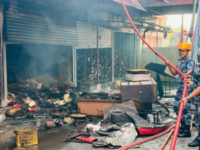  सतुङ्गलको कपडा पसलमा लागेको आगोलागी नियन्त्रणमा 
