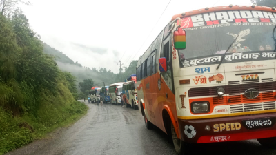  पहिरोले मध्यपहाडी लोकमार्ग अवरुद्ध,  सयौँ यात्रु बाटोमै अलपत्र  