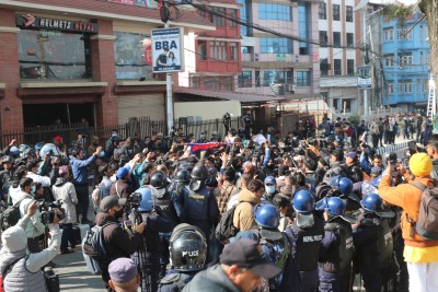  माइतीघर मण्डलामा प्रदर्शनरत आठ जना प्रहरी नियन्त्रणमा 