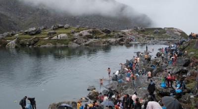  जनैपूर्णिमा: गोसाइँकुण्डमा पूजाआजा गर्ने भक्तजनको घुइँचो 