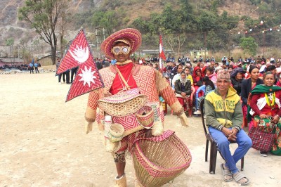 आफैँद्वारा निर्मित चोयाका सामग्री लगाएर प्रदर्शन गर्दै हरिबहादुर पटेल 