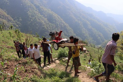  चितवनको कान्दामा दुई घण्टा बोकेर हाते ट्रयाक्टर पुर्याउँदा ... 