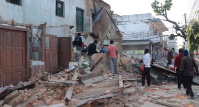  भग्नावशेष हटाउँदै सडकको मापदण्ड छाडेर संरचना निर्माणमा स्थानीय जुटे 