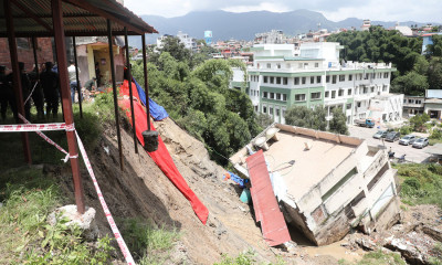  बाँसबारीमा भासिएको घर वरपरका अन्य घरहरु पनि जोखिममा 