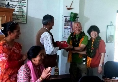  जापानी दम्पतीद्वारा विद्यालयलाई बस खरिद गर्न आर्थिक सहयोग प्रदान 