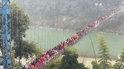  देवघाटधाम : झोलुङ्गे पुलको जोखिमपूर्ण यात्रामा भक्तजन 