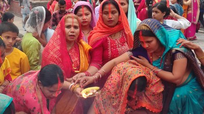  जितीय पर्वको दोस्रो दिन आइतबार साँझ ब्रतालु महिलाहरूले जित वाहनको पूजा र कथा श्रवण गरे 