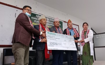  कृषि विकास बैँकद्वारा कर्णाली स्वास्थ्य विज्ञान प्रतिष्ठानलाई ८ लाख सहयोग 