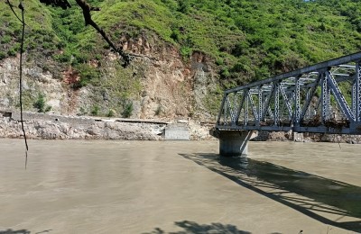  बाढीले सिन्धुली, रामेछाप र ओखलढुङ्गासँग जोड्ने १० वटा पुलमा क्षति  