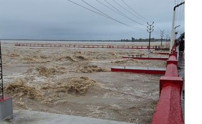  जलसतह बढ्दै गएपछि कोसी ब्यारेजका २७ ढोका खोलिए 