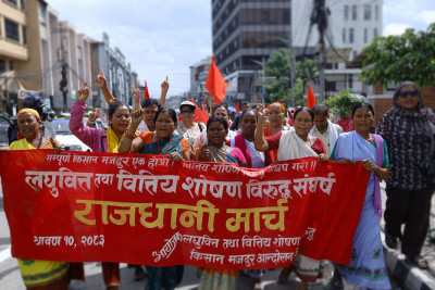  लघुवित्त पीडितद्वारा ‘मार्च पास’ गर्दै माइतीघरमा प्रदर्शन 